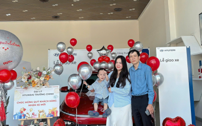 Hạnh phúc giản đơn – Vợ Chồng Son nhận xe Hyundai mới 